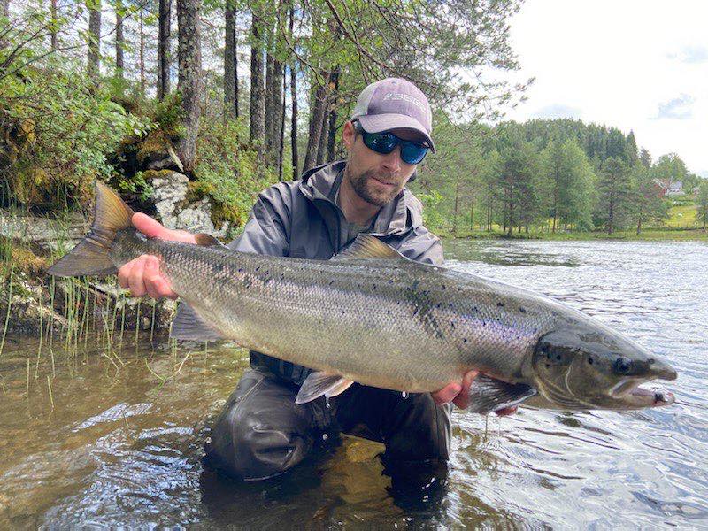 mann med en 5.5kg laks i hånden
