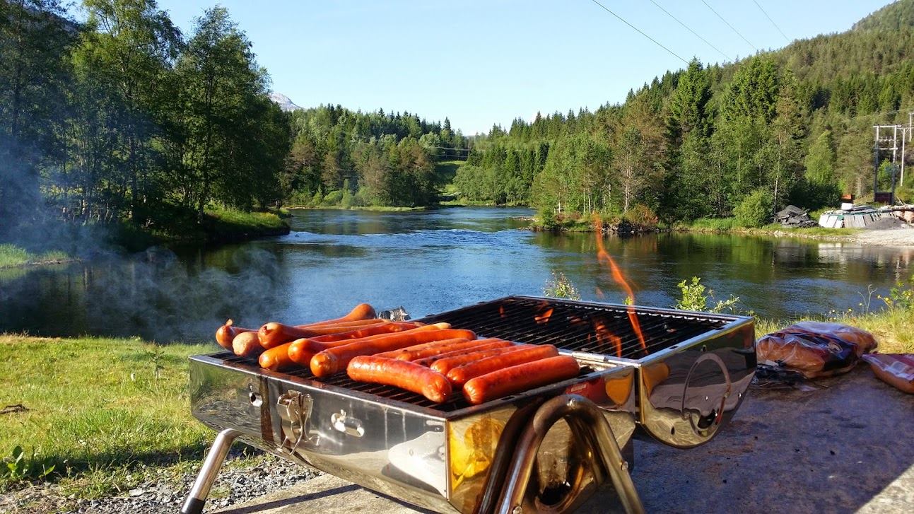 bilde av grilling ved elven