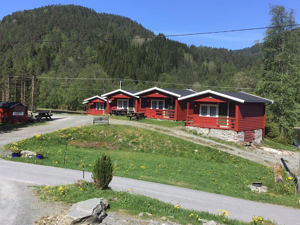 oversiktsbilde med noen av hyttene på campingen