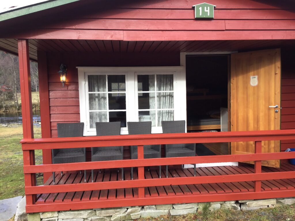 utsiden av en liten hytte