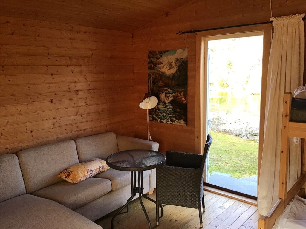 bilde fra innsiden av en liten hytte